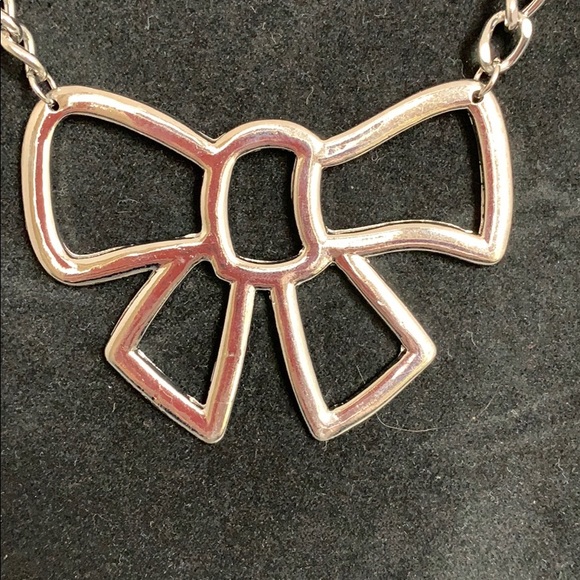🎀 Silver Tone Open Bow Necklace - Picture 2 of 4